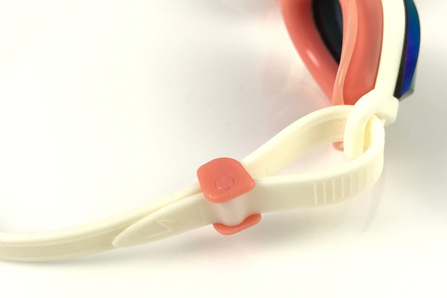 Close-up of the fishtail rolling buckle of a pair of pink Snake & Pig Basilisk goggles